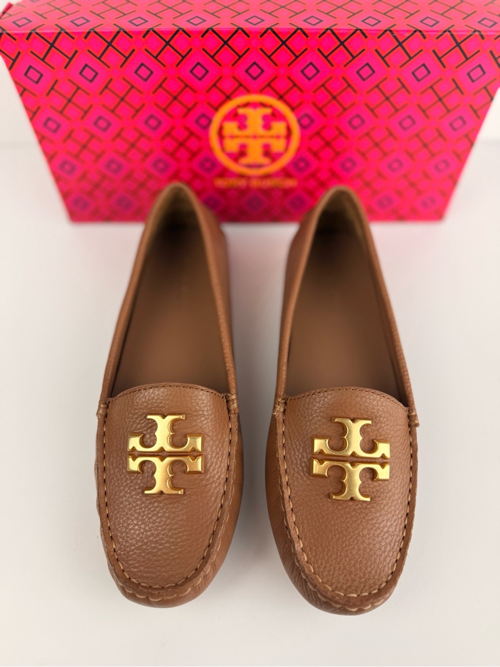 Tory Burch Everly Driver Royal Tan Tumbled Leather Gold Logo Loafers Size 6.5